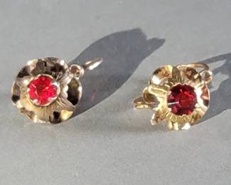 043 Lot 525 10k gold earrings with red glass stone