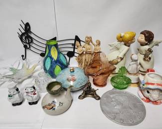 Lot 304h Vntage items music box, glassware,