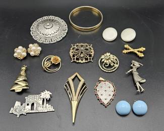 Lot 317h Vintage designer jewelry earrings, brooches,