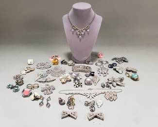 Lot 171 Group of costume jewelry, necklaces, brooches,