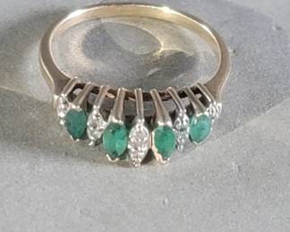 039 Lot 528 10k gold, emerald and diamond ring