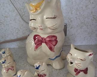 1940's Shawnee Pottery 'Puss n Boots'