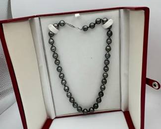 14K Gold Clasp Black Pearl Necklace