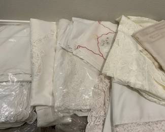 Lace Linens Including Round Oblong Table Clothes Napkins Placemats