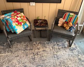outdoor 3 piece set and rug in the sunporch, great condition