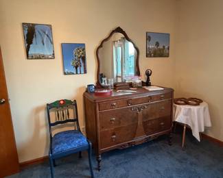 matches the bed mirrored dresser in great condition and desert pics
