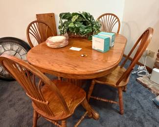 Oak dining set great condition and home decor