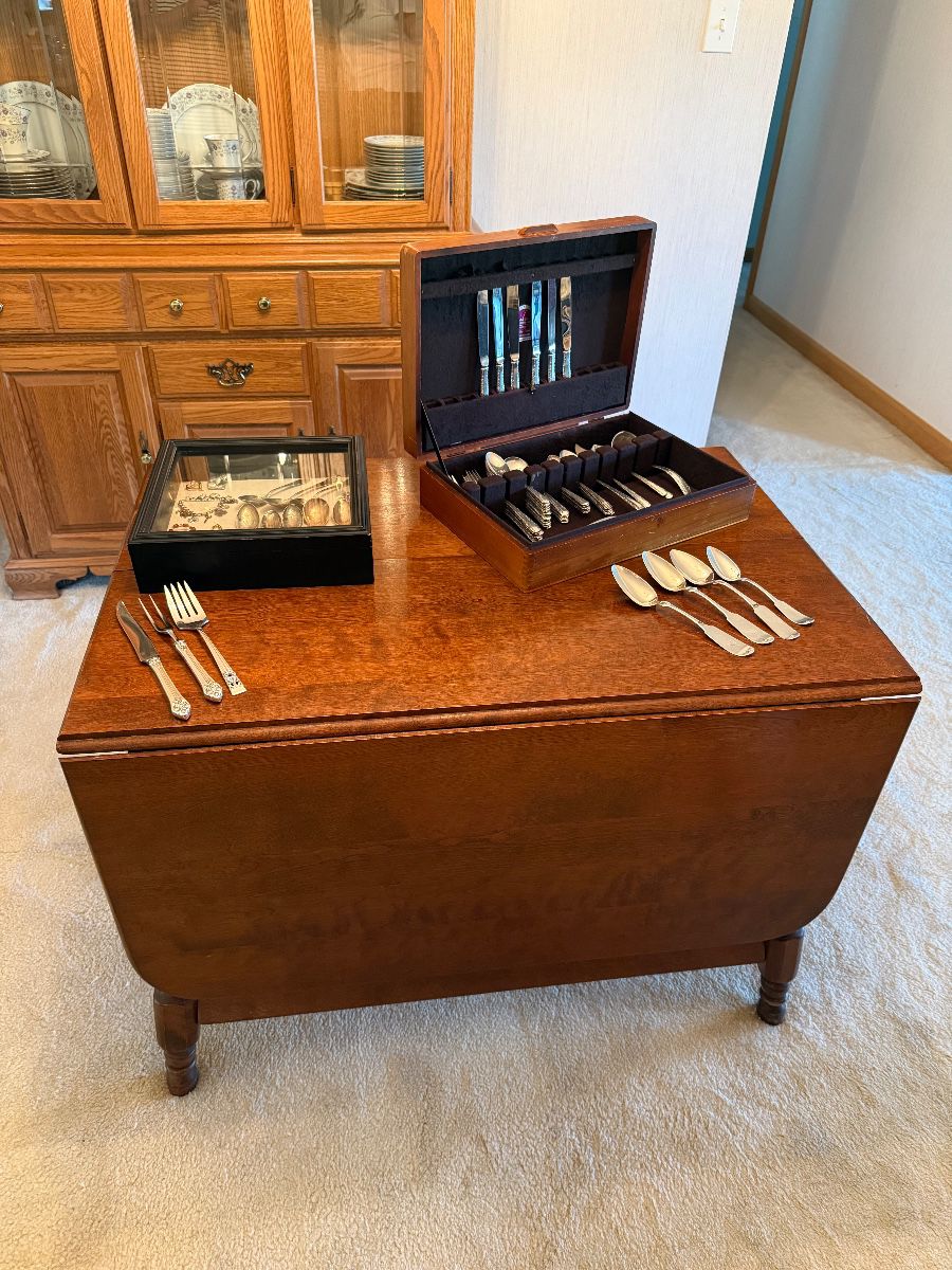 Dining Room: drop leaf table