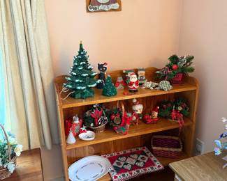 Bedroom 3: bookcase, Christmas decor