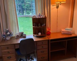 Bedroom 3: 2x desks