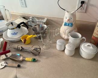 Kitchen: cat cookie jar