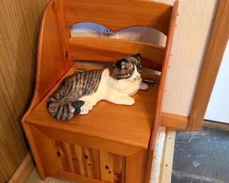 Kitchen: cat figurine, bench