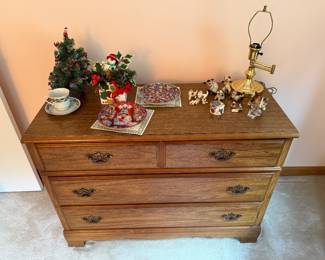 Bedroom 3: Christmas decor, cat figurines