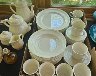 Villroy & Bosh Manoir china set