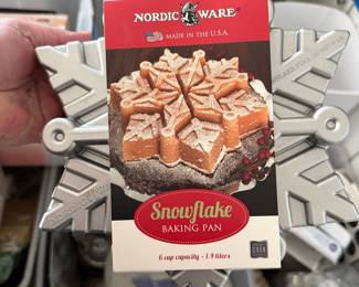 Nordic Ware Snowflake Pull-Apart Baking Pan