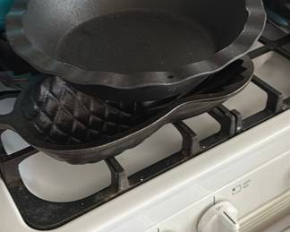 Lodge Cast Iron Pineapple Cornbread Pan and Fluted Pie Pan