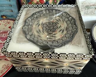 Temp-tations Old World Pattern Plate