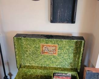 Steamer trunk. Primitive decor