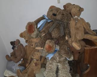 Lots of bears. Variety of makers and sizes