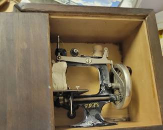 Metal child's singer sewing machine
