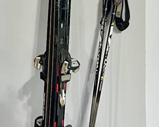 skis