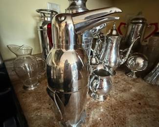 Bottoms up! Bird cocktail shaker