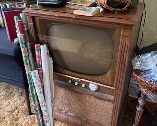 Antique Magnavox-project piece, beautiful near pristine casing 