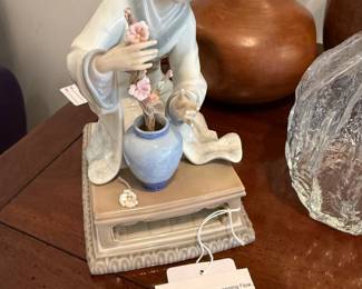 Lladro #4840 " Geisha Arranging Flowers"