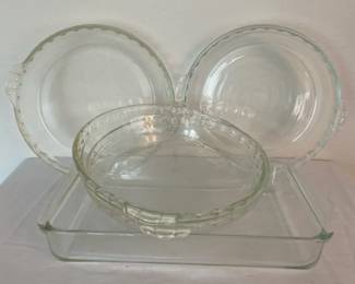 Pyrex 10 Pie Pans With 12 Pan