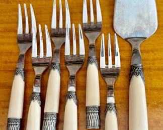 277. Lennox Flatware 18/10 Made in Italy 6 Dessert Forks & Cake Server