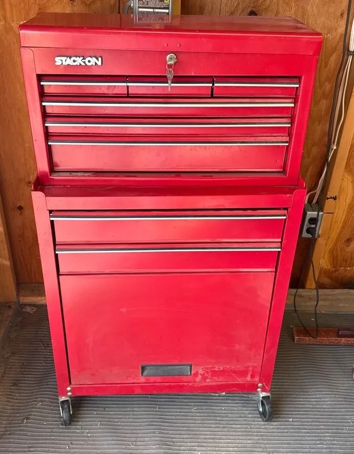 01 StackOn 2Piece Rolling Tool Chest and Cabinet Combo with Tools