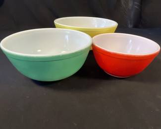 344 Lot 333h Lot of Pyrex bowls