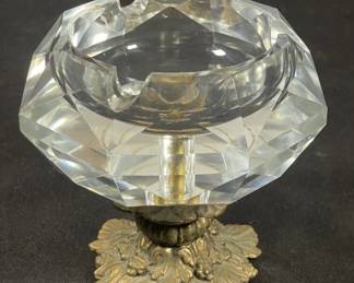 606 Lot 362h Vintage Hollywood Regency glass ashtray with