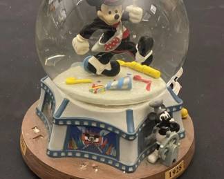 586 Lot 348h Musical Mickey Mouse snow globe