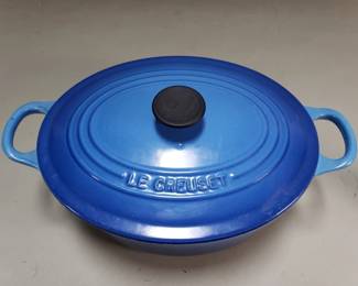 463 Lot 127 Le Creuset enameled cast iron oval Dutch oven
