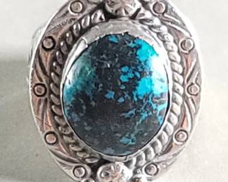716 Lot 524 Sterling silver and turquoise Navajo style ring