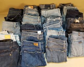 408 Lot 489 Large lot of women s denim jeans