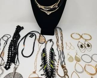 359 Lot 378 Group of costume jewelry