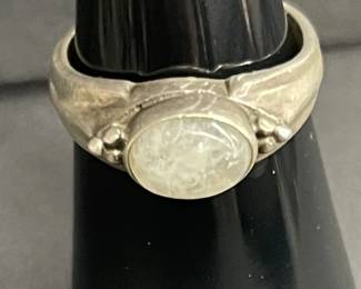 790 Lot 556h Vintage sterling silver moonstone ring