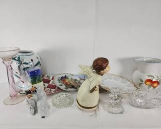 543 Lot 302h Vintage glass and porcelain plates and decor
