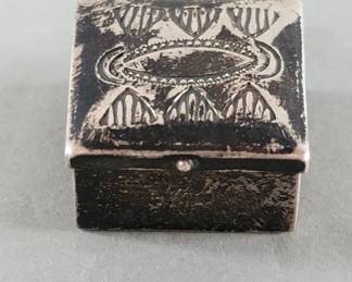 732 Lot 577 Silver pill box