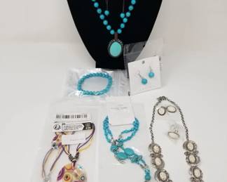 175 Lot 379 Group of costume jewelry
