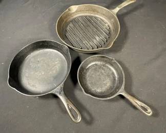 370 Lot 399h Lot of frying pans Wagner Ware and USA