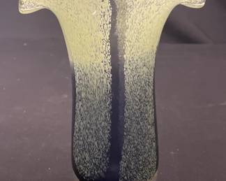 582 Lot 345h Vintage hand blown glass vase