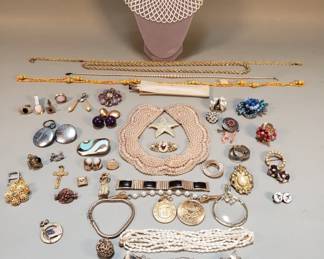 737 Lot 587 Vintage costume jewelry necklaces earrings