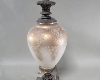 152 Lot 101 Hollywood Regency style metal and glass table lamp