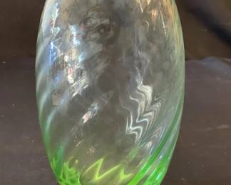 215 Lot 340h Vintage green art glass with swirl pattern vase