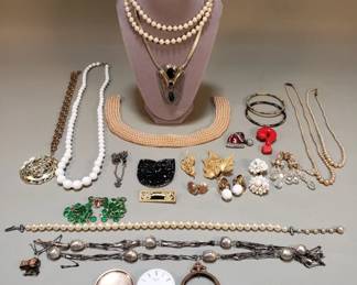 739 Lot 589 Vintage costume jewelry bracelets necklaces