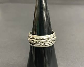 780 Lot 435h Sterling silver band ring