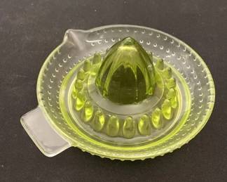 581 Lot 344h Uranium glass remer juicer